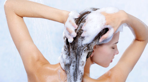 シャンプーの抜け毛が増えてしまう原因とその対処